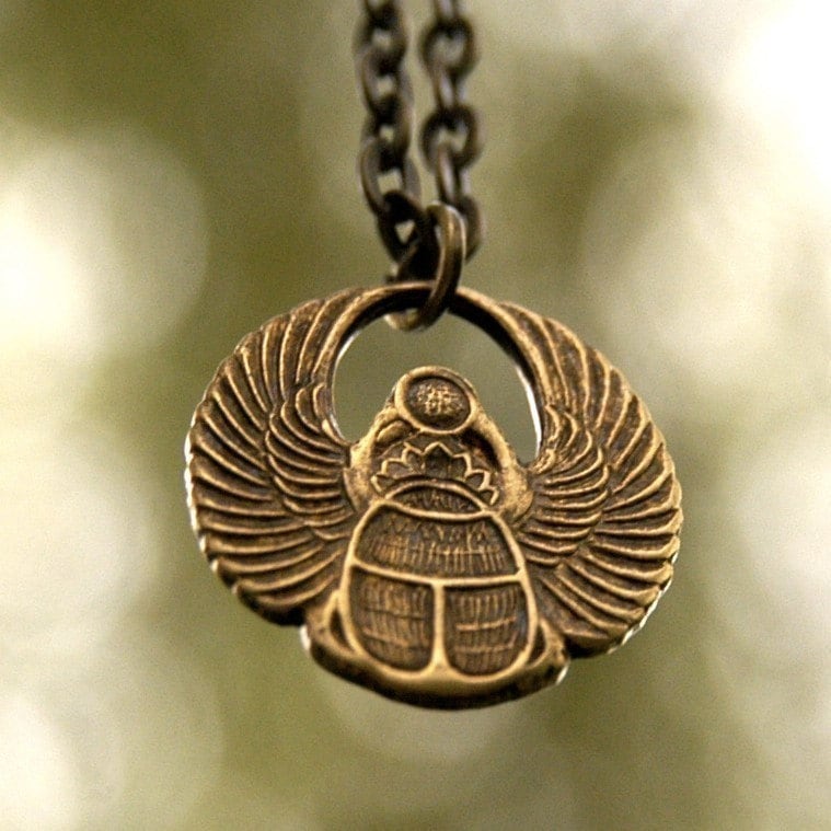 Art Deco Skarabäus-Anhänger-Halskette in Antikem Messing von ragtrader