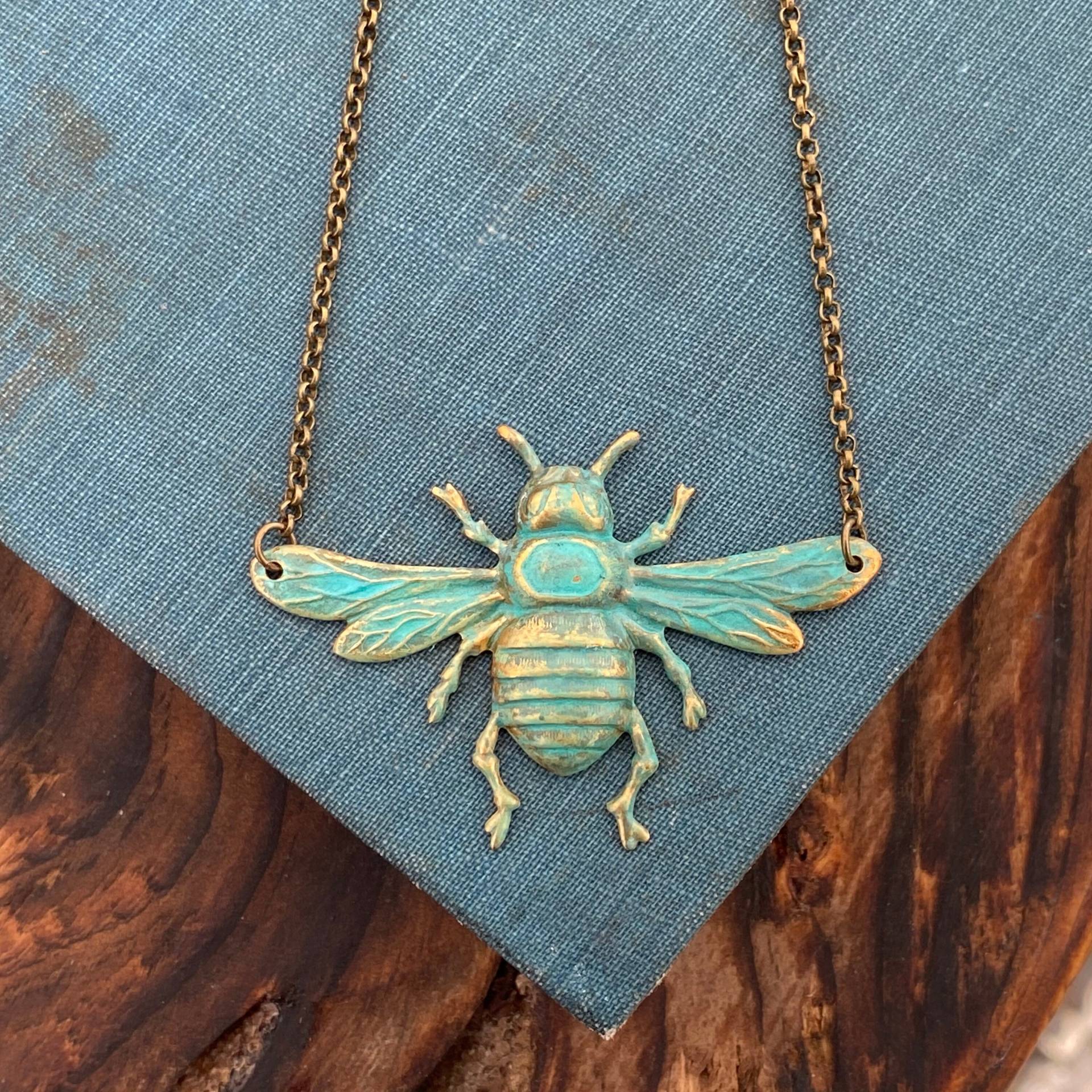 Bee Charmer Bibb Insekt Anhänger Halskette Aus Antiqued Messing Grün Patina Oder Silber Im Modernen Vintage Stil Bee Charmer Bibb Insekt Anhänger Halskette Aus Antiqued Messing Grün Patina Oder Silber Im Modernen Vintage Stil von ragtrader