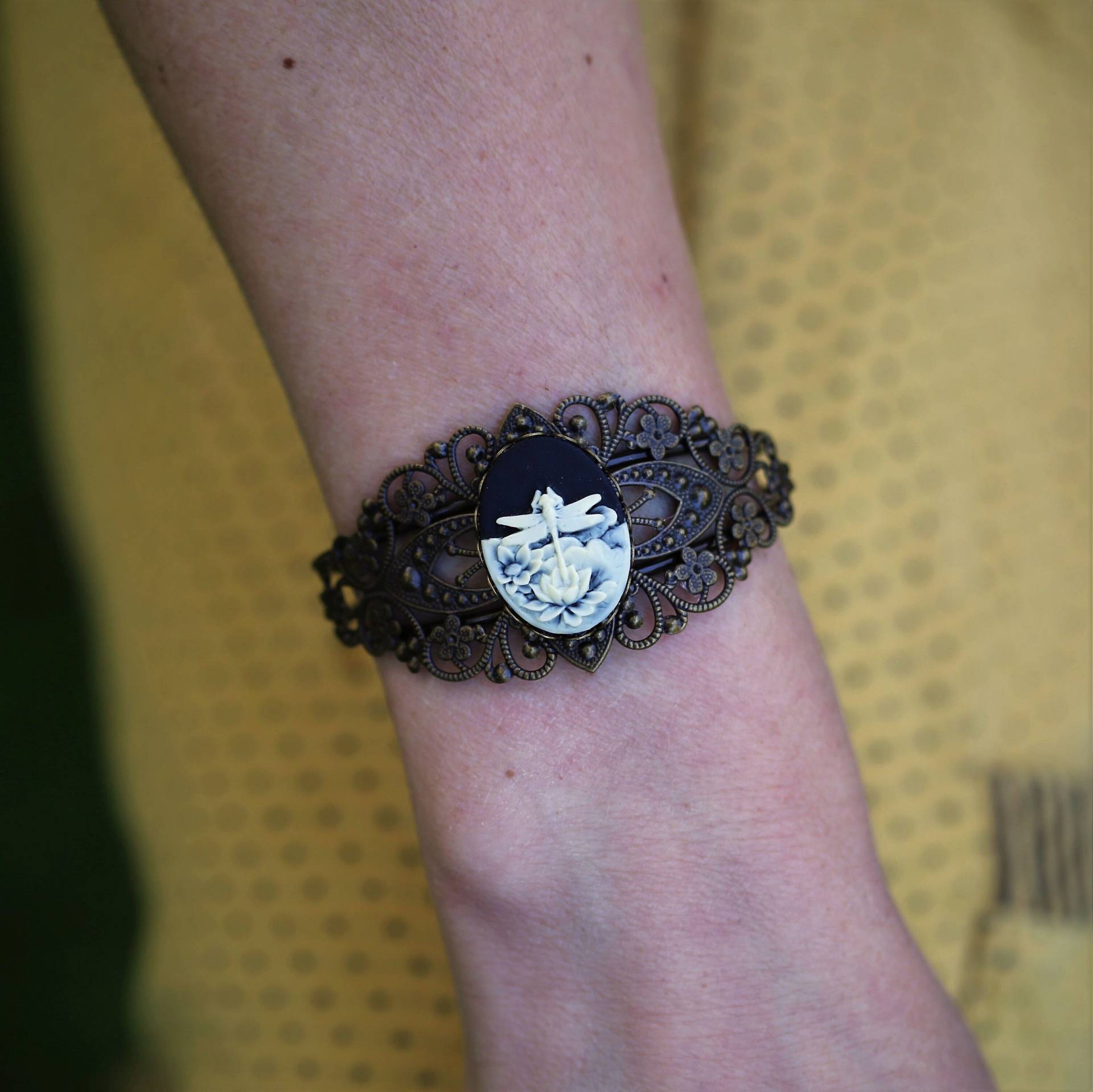 Bezaubernde Libelle Insekt Cameo Aus Dunklem Messing Detaillierte Metallarbeit Verstellbare Manschette Armband in Der Waldnatur Fairycore Antik Bezaubernde Libelle Insekt Cameo Aus Dunklem Messing Detaillierte Metallarbeit Verstellbare Manschette Armband in Der Waldnatur Fairycore Antik von ragtrader