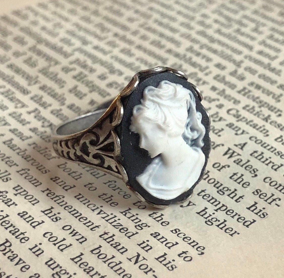 Black & White Lady Cameo Ring - Verstellbares Band Wählen Sie Eine Farbe Black & White Lady Cameo Ring - Verstellbares Band Wählen Sie Eine Farbe von ragtrader