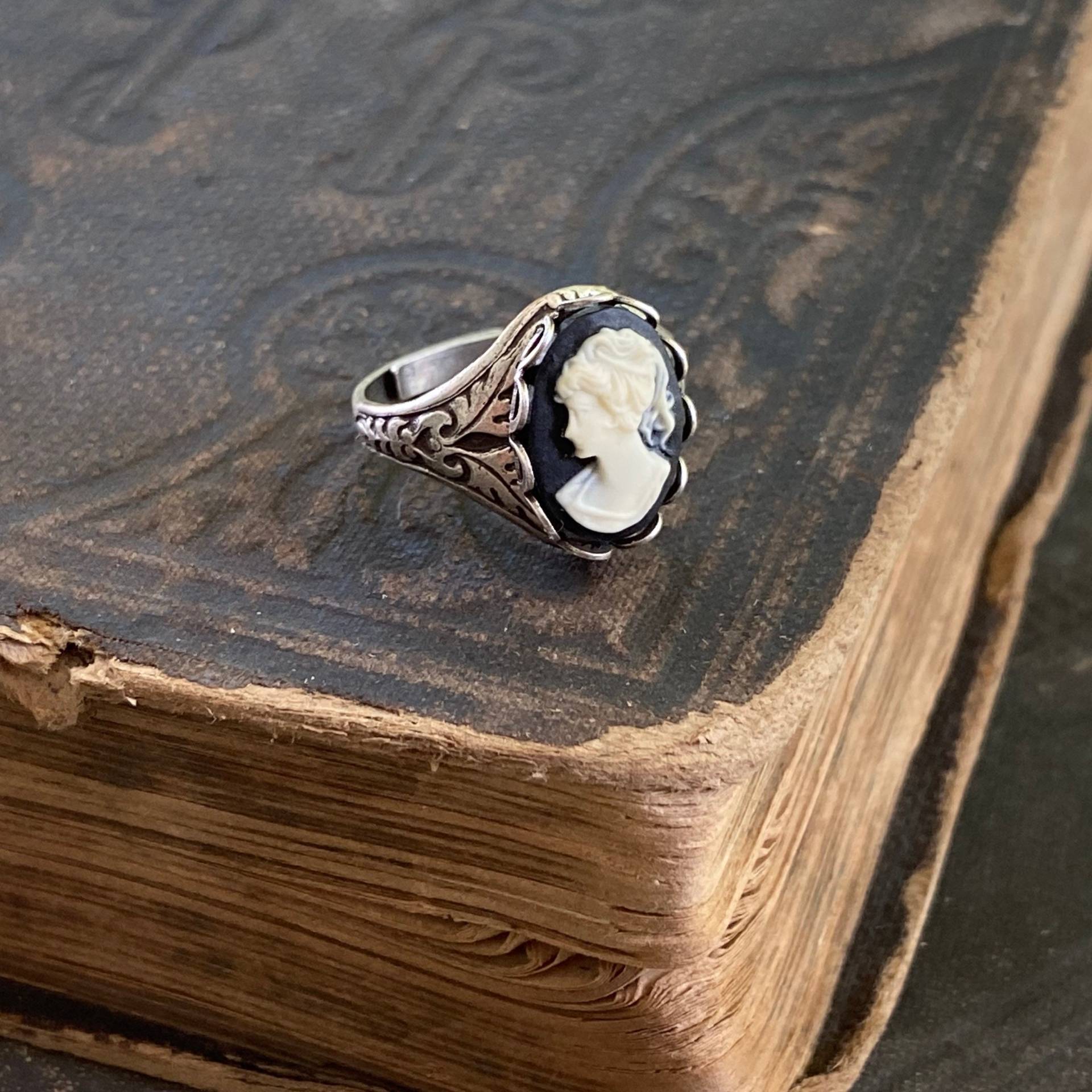 Black & White Lady Cameo Ring in Silber - Verstellbar Black & White Lady Cameo Ring in Silber - Verstellbar von ragtrader