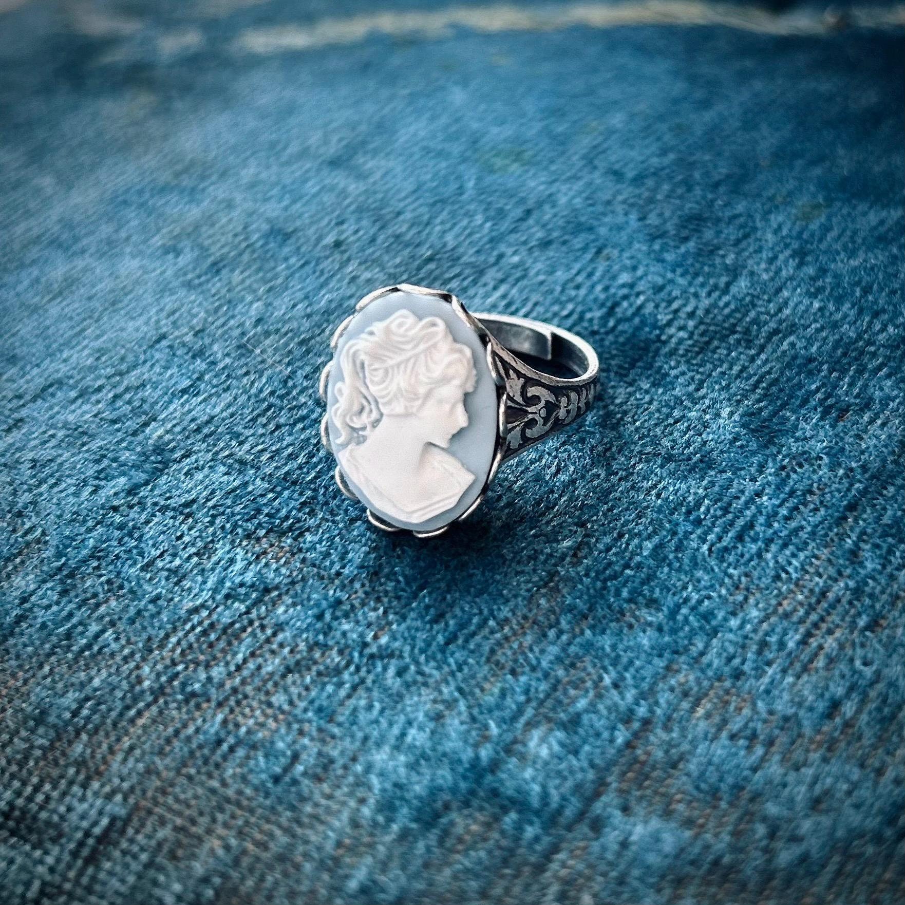 Blue Lady Cameo Ring - Verstellbar -Erhältlich in Altmessing Oder Altsilber Blue Lady Cameo Ring - Verstellbar -Erhältlich in Altmessing Oder Altsilber von ragtrader