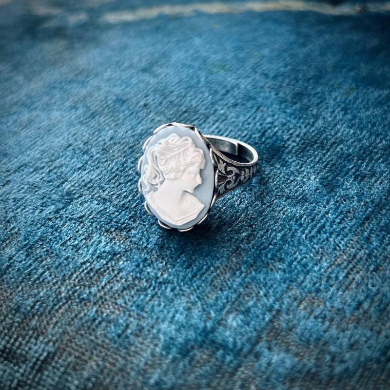 Blue Lady Cameo Ring - Verstellbar -Erhältlich in Altmessing Oder Altsilber Blue Lady Cameo Ring - Verstellbar -Erhältlich in Altmessing Oder Altsilber von ragtrader