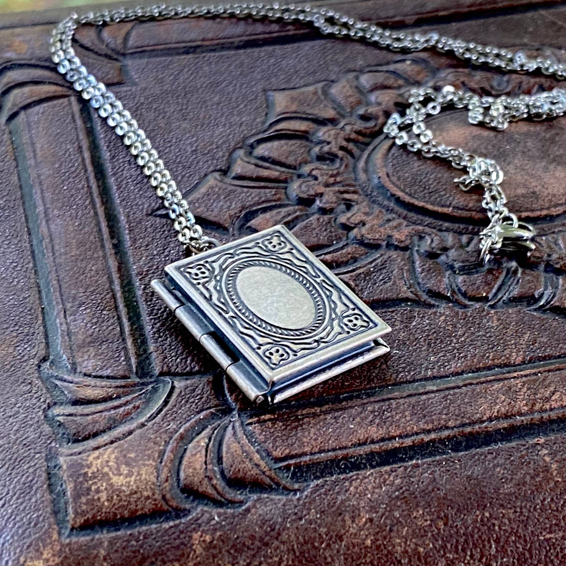 Buch Locket Vintage Style Halskette in Antiqued Messing Oder Silber von ragtrader