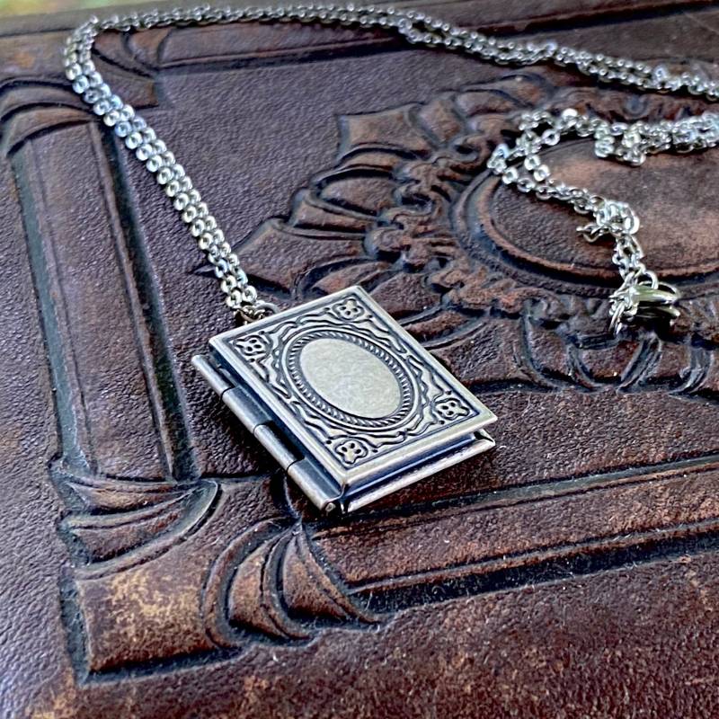 Buch Locket Vintage Style Halskette in Antiqued Messing Oder Silber von ragtrader