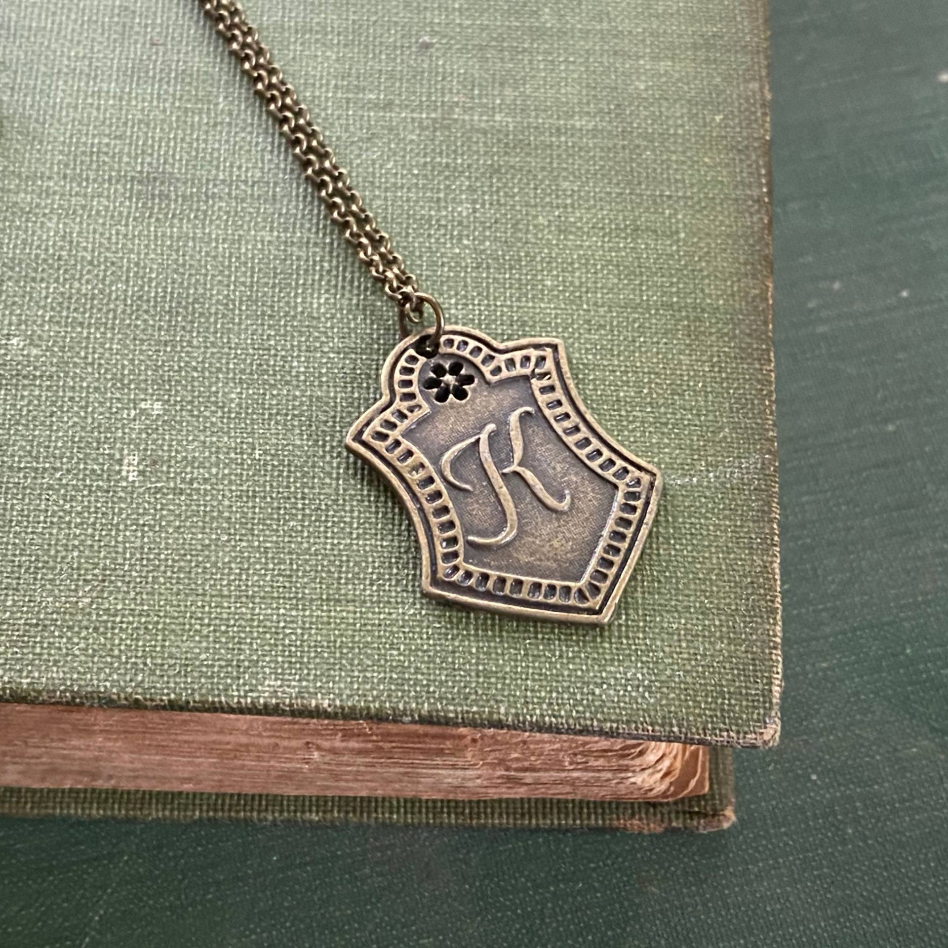 Buchstabe K Anhänger von ragtrader