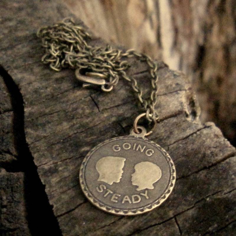 Paare Halskette, Going Steady Charme in Antiqued Silber Oder Messing - Wählen Sie Eine Kettenlänge, Kurz Lang von ragtrader