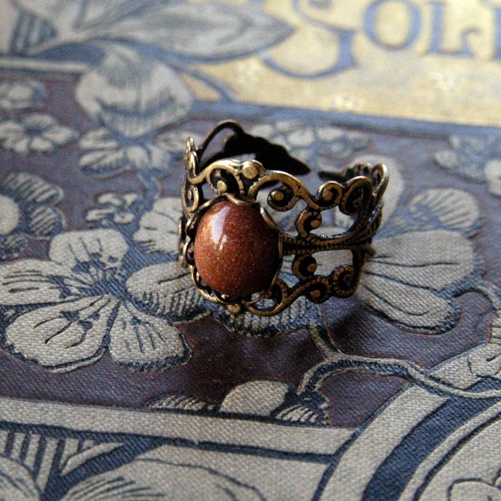 Goldstone Filigraner Ring in Antiqued Messing Oder Silber Einstellbare Ringschiene Goldstone Filigraner Ring in Antiqued Messing Oder Silber Einstellbare Ringschiene von ragtrader
