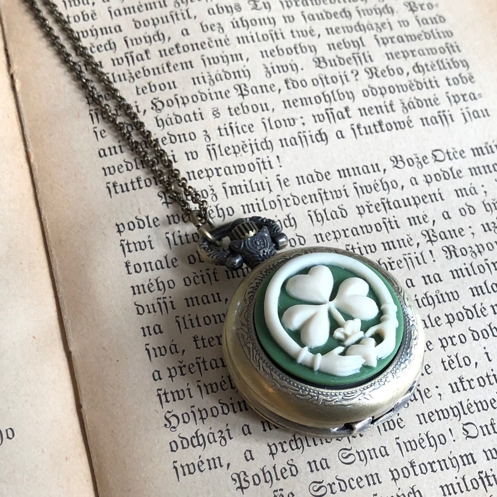 Grüne Claddagh Clover Funktionierende Batteriebetriebene Taschenuhr-Zeitmesser-Halskette in Antikem Messing Grüne Claddagh Clover Funktionierende Batteriebetriebene Taschenuhr-Zeitmesser-Halskette in Antikem Messing von ragtrader