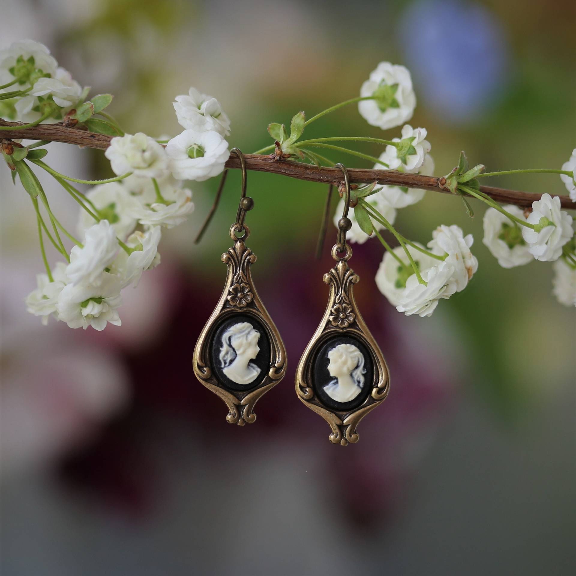 Lady Cameo Ohrringe Aus Altsilber Oder Messing. Vervollständigen Sie Das Set Mit Einer Passenden Sammlung Lady Cameo Ohrringe Aus Altsilber Oder Messing. Vervollständigen Sie Das Set Mit Einer Passenden Sammlung von ragtrader