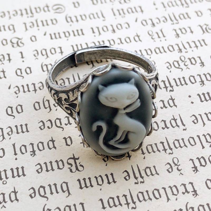 Moderne Vintage Katze Cameo Einstellbare Cocktail Statement Ring in Antiqued Messing Oder Silber, Grau Kitty Relief Und Schieferblau Hintergrund Moderne Vintage Katze Cameo Einstellbare Cocktail Statement Ring in Antiqued Messing Oder Silber, Grau Kitty Relief Und Schieferblau Hintergrund von ragtrader