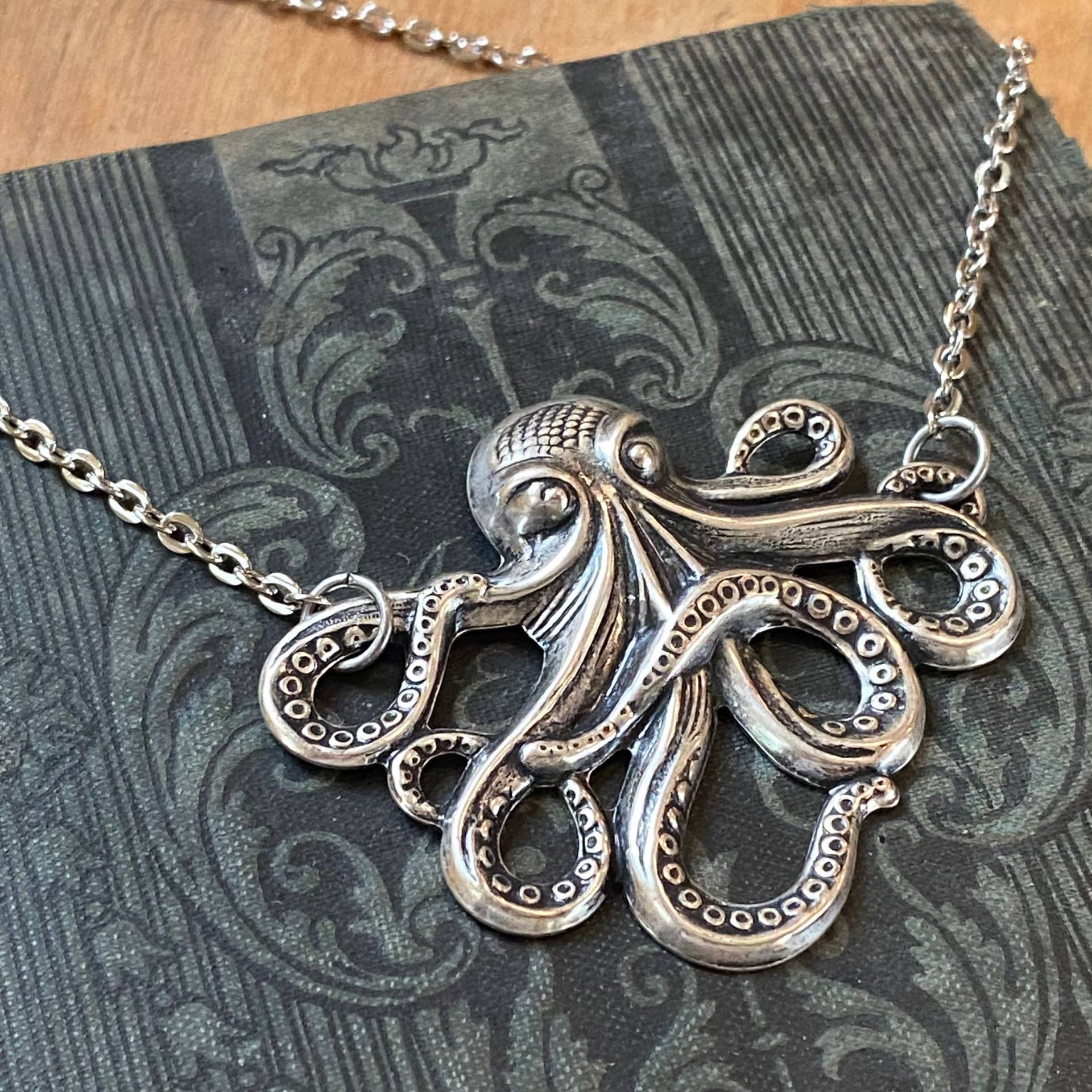 Octopus Halskette in Antiqued Messing Blau Verdigree Oder Silber Octopus Halskette in Antiqued Messing Blau Verdigree Oder Silber von ragtrader