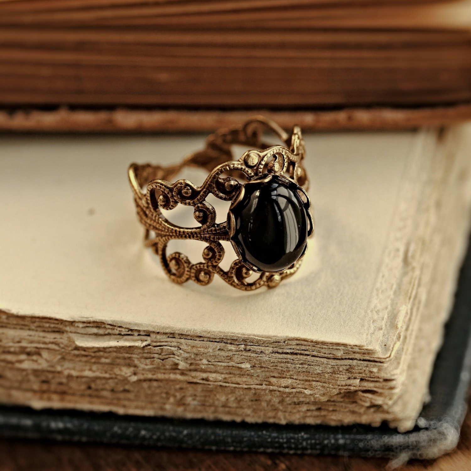 Schwarzer Onyx-steinring Aus Antikem Messing Oder Silber Schwarzer Onyx-steinring Aus Antikem Messing Oder Silber von ragtrader