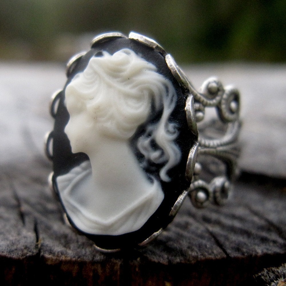 Verstellbarer Ring - Schwarzweiße Dame Kamee in Silber Filigree Verstellbarer Ring - Schwarzweiße Dame Kamee in Silber Filigree von ragtrader