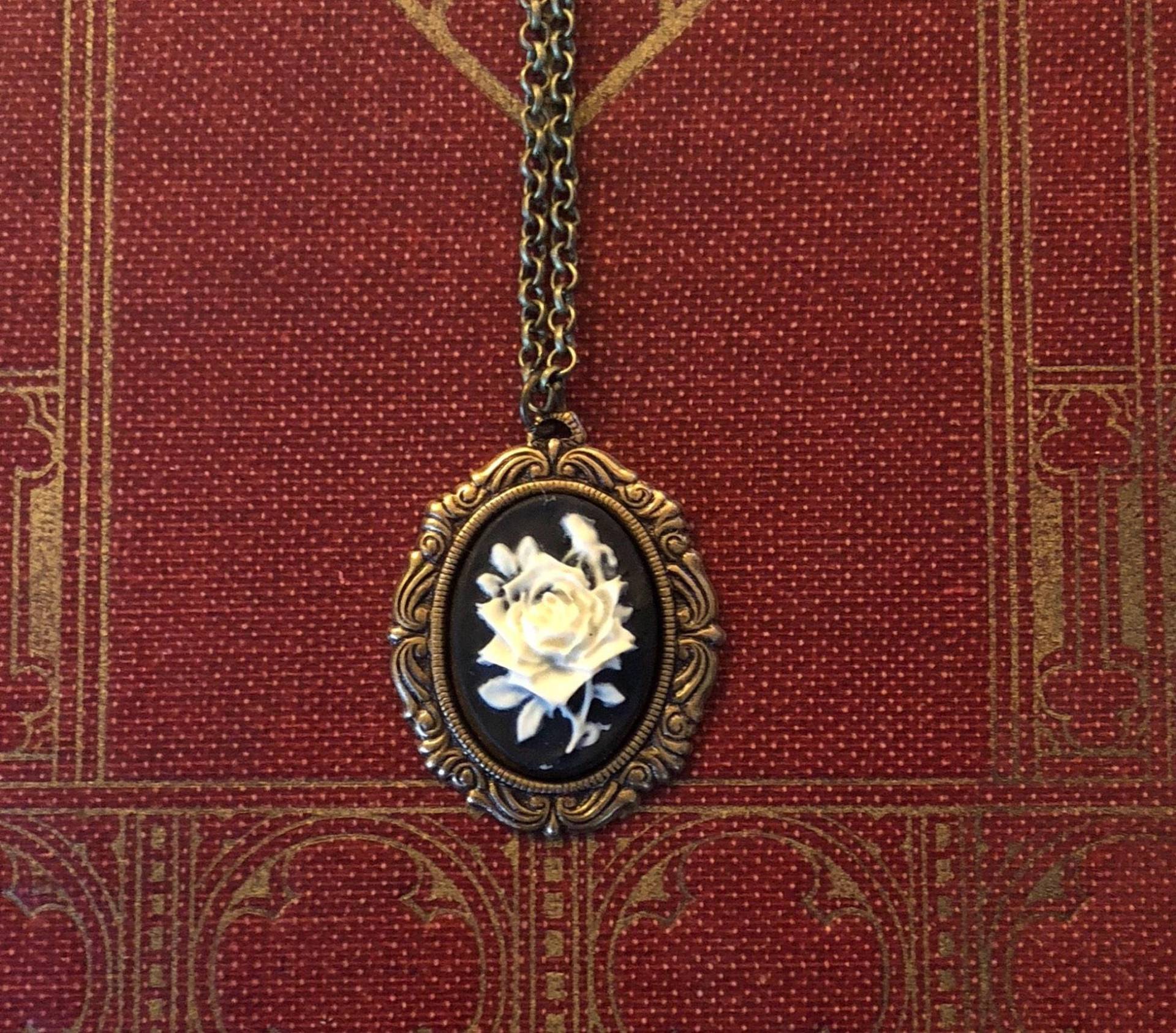 Vintage Style Rose Cameo Anhänger Halskette Antiqued Messing Oder Silber Vintage Style Rose Cameo Anhänger Halskette Antiqued Messing Oder Silber von ragtrader