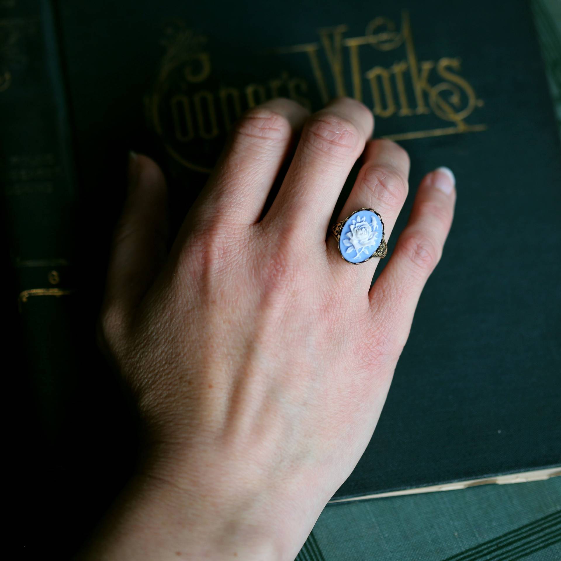 Vintage Style Rose Flower Cameo Verstellbarer Statement Ring in Antiqued Messing Oder Silber, Blau, Schwarz, Mauve Rosa Grün Vintage Style Rose Flower Cameo Verstellbarer Statement Ring in Antiqued Messing Oder Silber, Blau, Schwarz, Mauve Rosa Grün von ragtrader