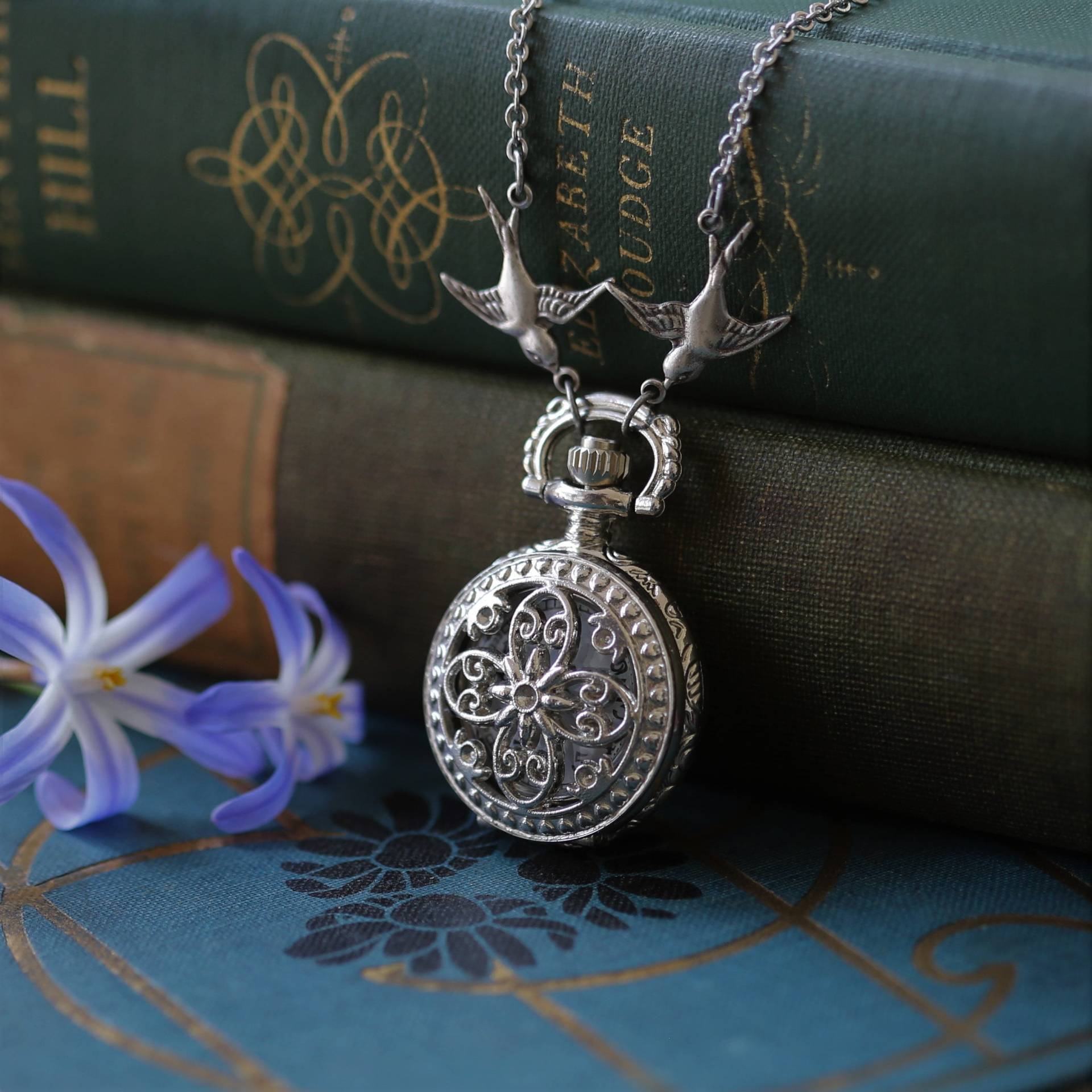 Silber Schnur Arbeit Batteriebetriebene Taschenuhr Statement Und Nützliche Zeit Stück Halskette Im Retro Vintage Stil. Wähle Aus Drei Silber Schnur Arbeit Batteriebetriebene Taschenuhr Statement Und Nützliche Zeit Stück Halskette Im Retro Vintage Stil. Wähle Aus Drei von ragtrader