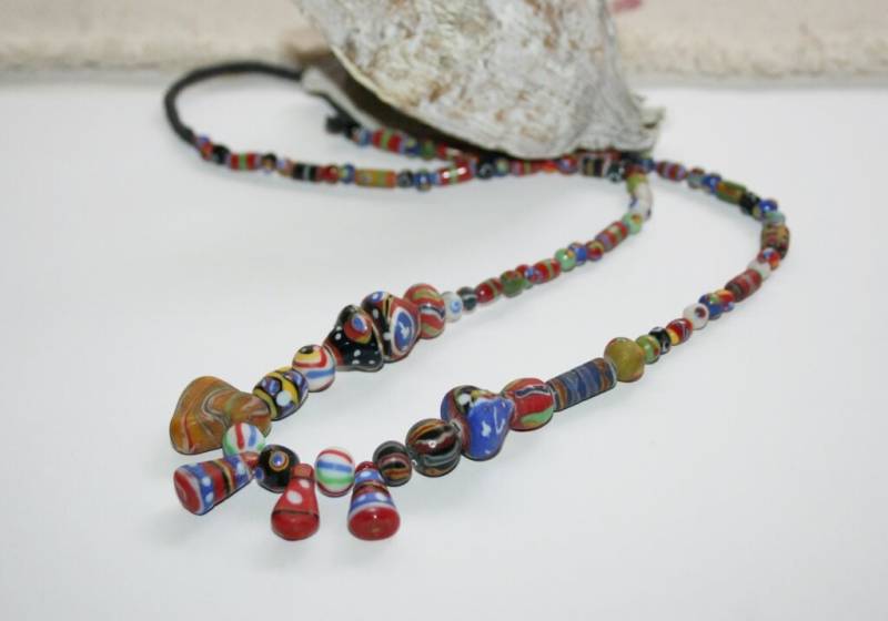 Ethno Halskette, Glasperlenstrang, Handgemachte Trade Beads, Bunte Perlen, Handmade, Hippie Style, Kettenstrang, Java Länge 64 cm von raikabeads