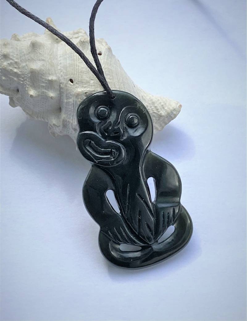 Kettenanhänger, Anhänger, Amulett, Maori, Tiki, Jadeanhänger, Dunkel Grün/ Schwarze Jade von raikabeads