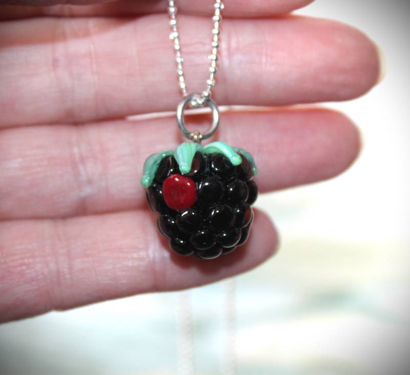 Kettenanhänger, Halsschmuck, Collier, Lampwork Bead, Beeren Anhänger, Schwarze Beere, Himbeere von raikabeads
