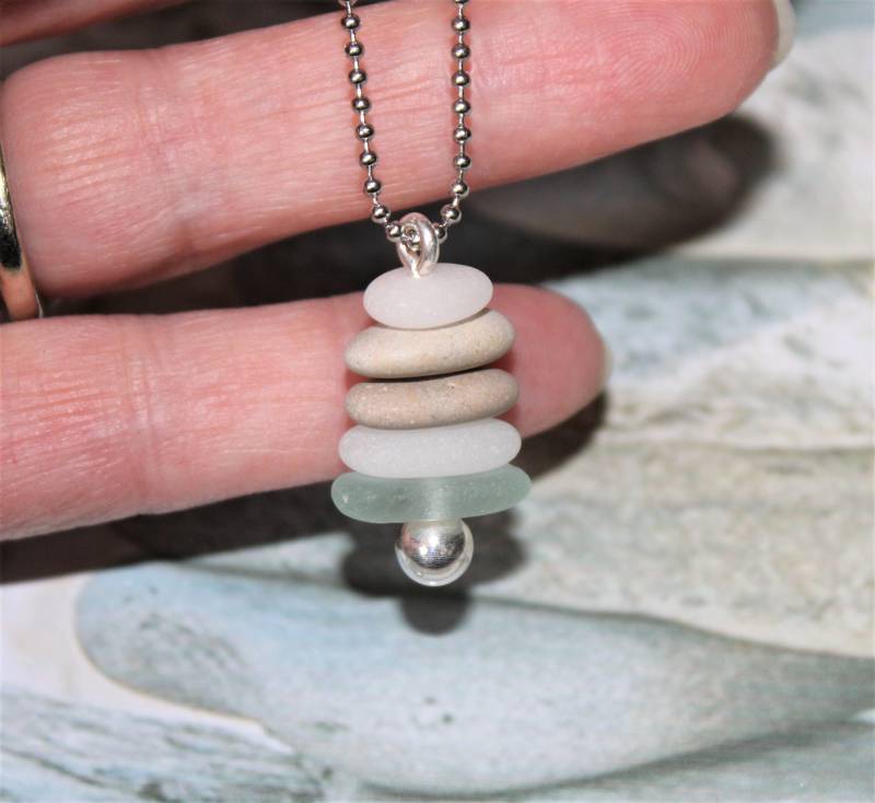 Kettenanhänger, Halsschmuck, Collier, Strand Steinchen, Seaglass Perlen, Scheibenperlen, Metall Kugel Kette von raikabeads