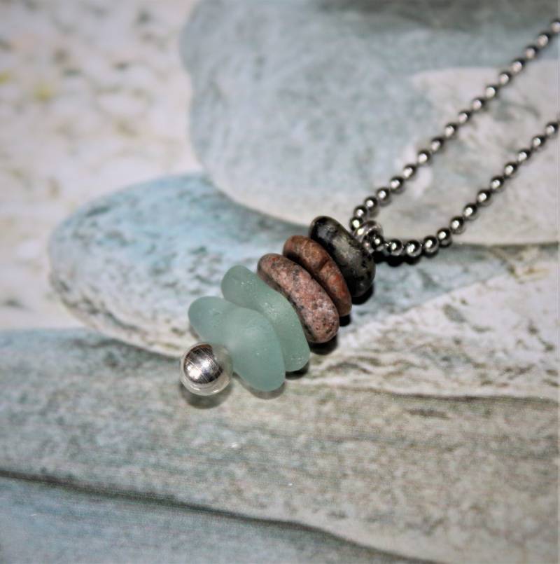 Kettenanhänger, Halsschmuck, Collier, Strand Steinchen, Seaglass Perlen, Scheibenperlen, Edelstahlkette Silberfarbig von raikabeads