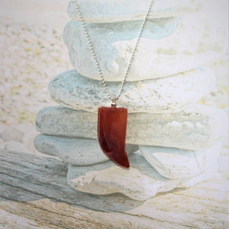 Kettenanhänger, Karneol, Zahn Anhänger, Handgefertigt, Silberkette von raikabeads