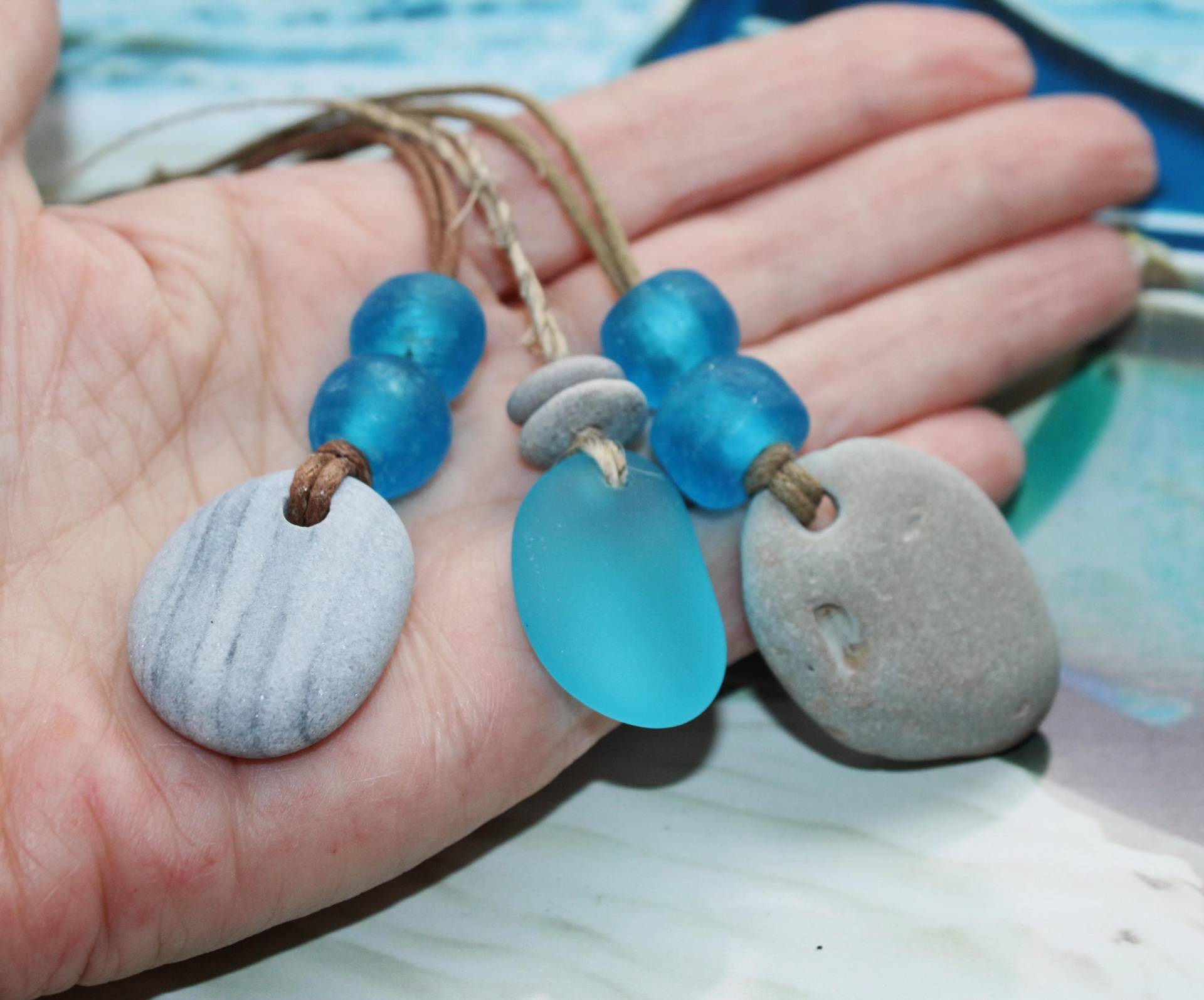 Seaglass, Meerglas, Steinanhänger, Kettenanhänger, Hag Stone, Krobo Glasperlen Aquablau, Strandsteinchen, Mit Bänder von raikabeads