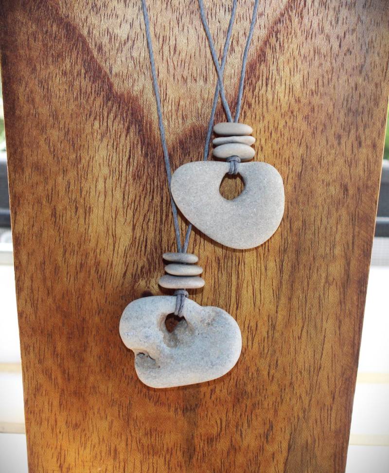 Steinperlen, Hag Stone Anhänger, Strandsteinchen, Baumwollband von raikabeads