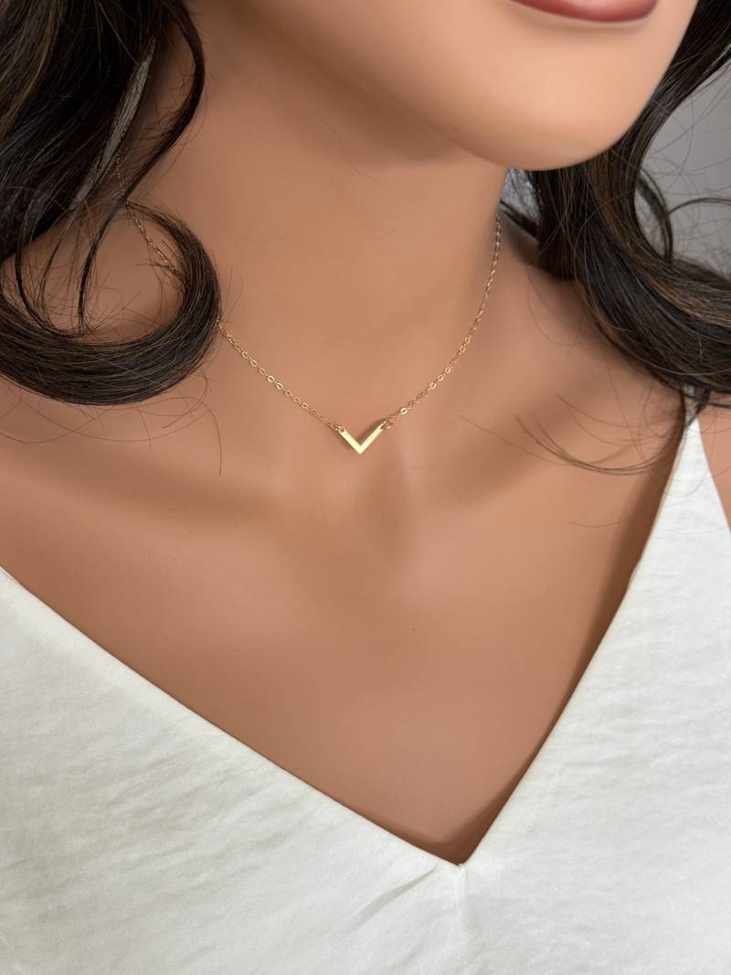 14K Gold Fill Chevron Halskette - Einfaches V Layering von rainbowearring1