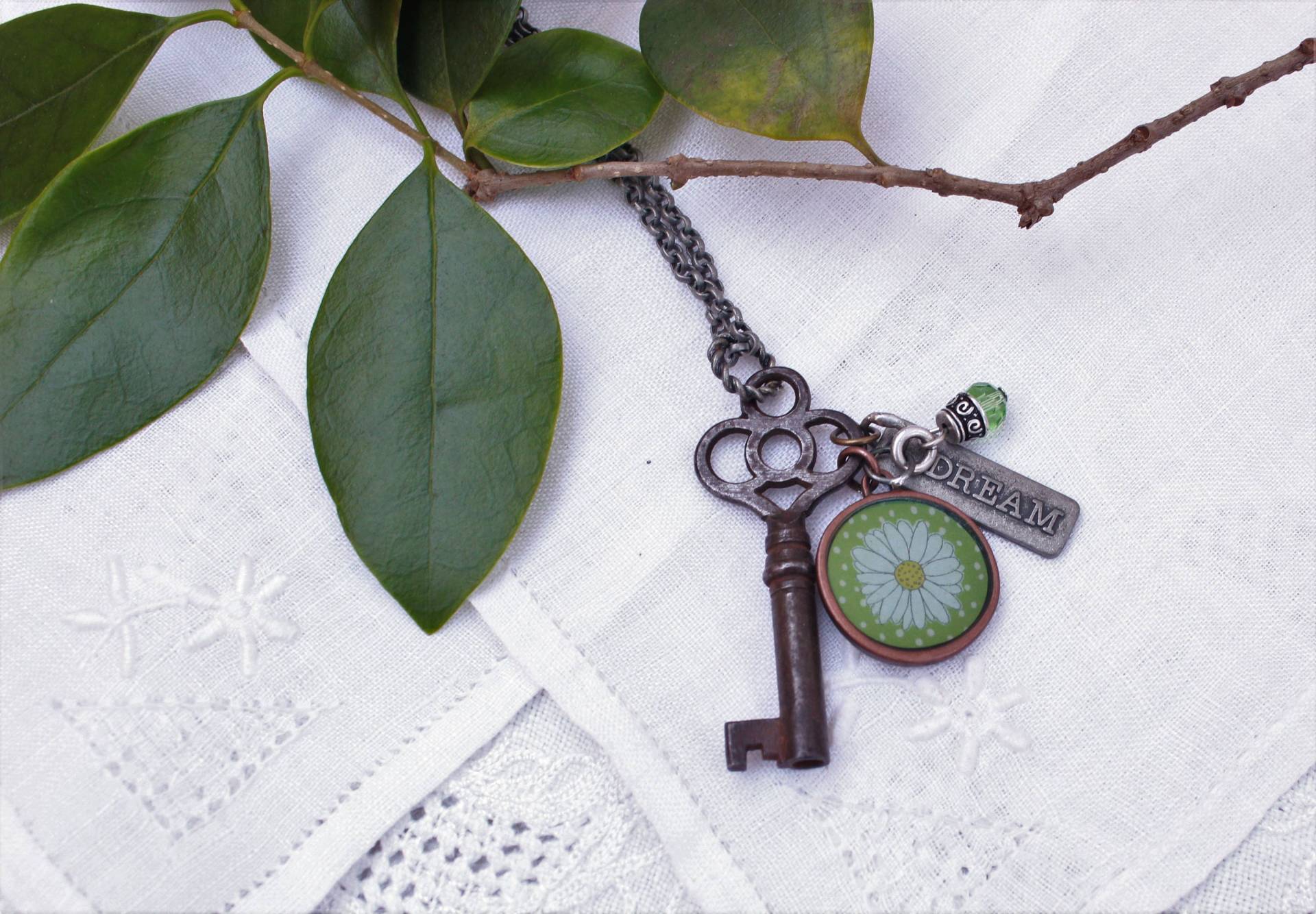 Dream & Daisy Charms Mit Filigranem Antik Schlüsselanhänger Skelett Schlüsselschmuck Antike Schlüsselkette An Langer Kette Einzigartiges Dream & Daisy Charms Mit Filigranem Antik Schlüsselanhänger Skelett Schlüsselschmuck Antike Schlüsselkette An Langer Kette Einzigartiges von raineylanedesign