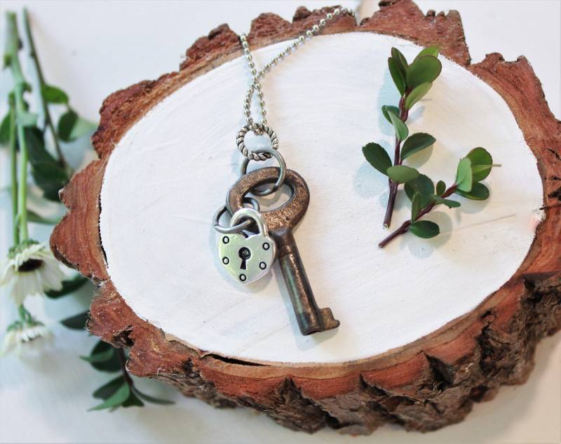 Individualisierbare Vintage Schlüssel Zu Ihrem Herz Antike Schlüssel Halskette Mit Geburtsstein Charms Perfekt Für Mama/Oma Geschenk - Fügen Individualisierbare Vintage Schlüssel Zu Ihrem Herz Antike Schlüssel Halskette Mit Geburtsstein Charms Perfekt Für Mama/Oma Geschenk - Fügen von raineylanedesign