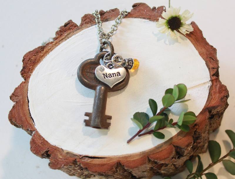 Personalisierte Antike Schlüsselkette Mit Geburtsstein Charms Schlüssel Zu Ihrem Herz Schmuck Perfektes Geschenk Für Nana/Oma Familienschmuck Personalisierte Antike Schlüsselkette Mit Geburtsstein Charms Schlüssel Zu Ihrem Herz Schmuck Perfektes Geschenk Für Nana/Oma Familienschmuck von raineylanedesign
