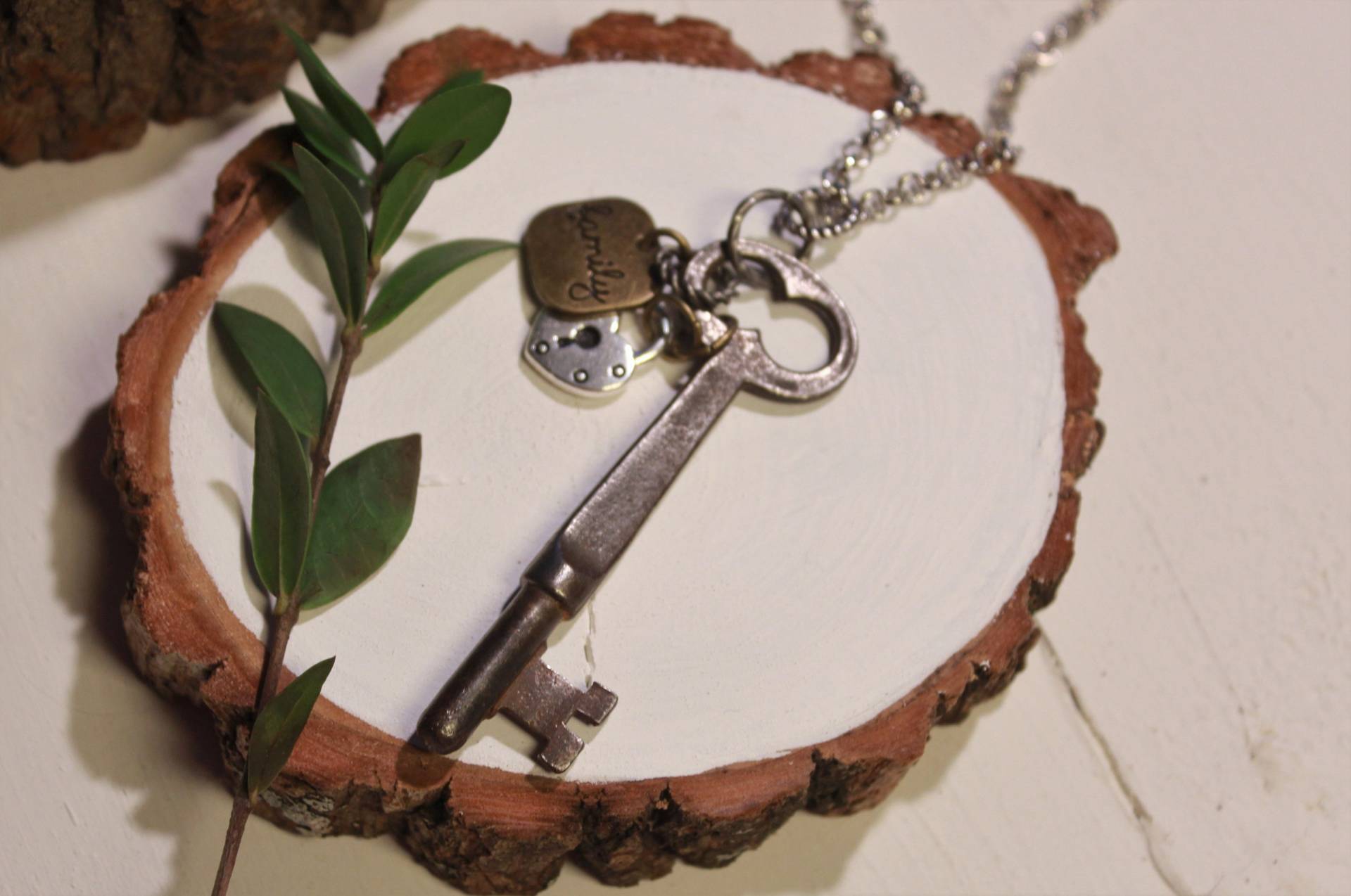 Personalisiertes Key To Her Heart Antikes Skelett Schlüssel Halskette Mit Swarovski Geburtsstein Charms Personalisiert Geburtsstein(N. Perfektes Personalisiertes Key To Her Heart Antikes Skelett Schlüssel Halskette Mit Swarovski Geburtsstein Charms Personalisiert Geburtsstein(N. Perfektes von raineylanedesign