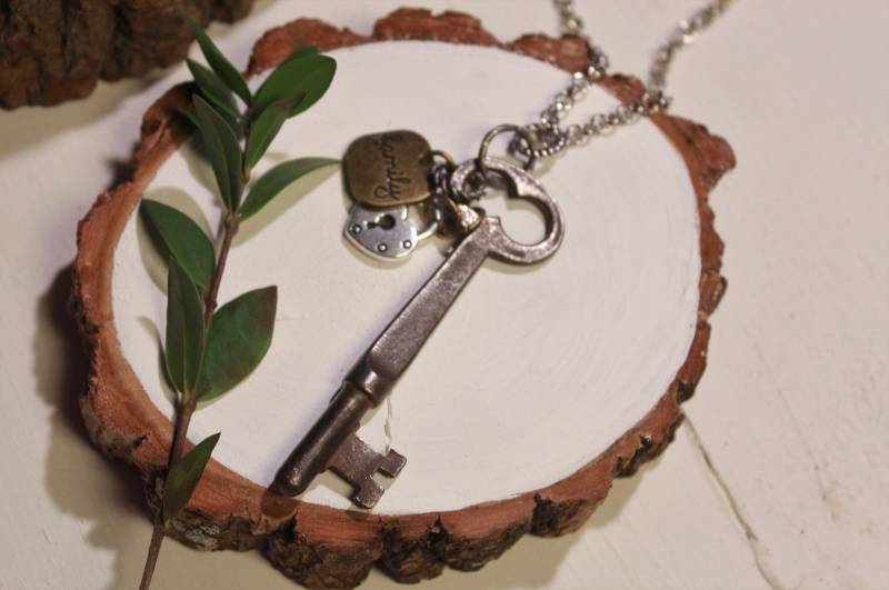 Personalisiertes Key To Her Heart Antikes Skelett Schlüssel Halskette Mit Swarovski Geburtsstein Charms Personalisiert Geburtsstein(N. Perfektes Personalisiertes Key To Her Heart Antikes Skelett Schlüssel Halskette Mit Swarovski Geburtsstein Charms Personalisiert Geburtsstein(N. Perfektes von raineylanedesign