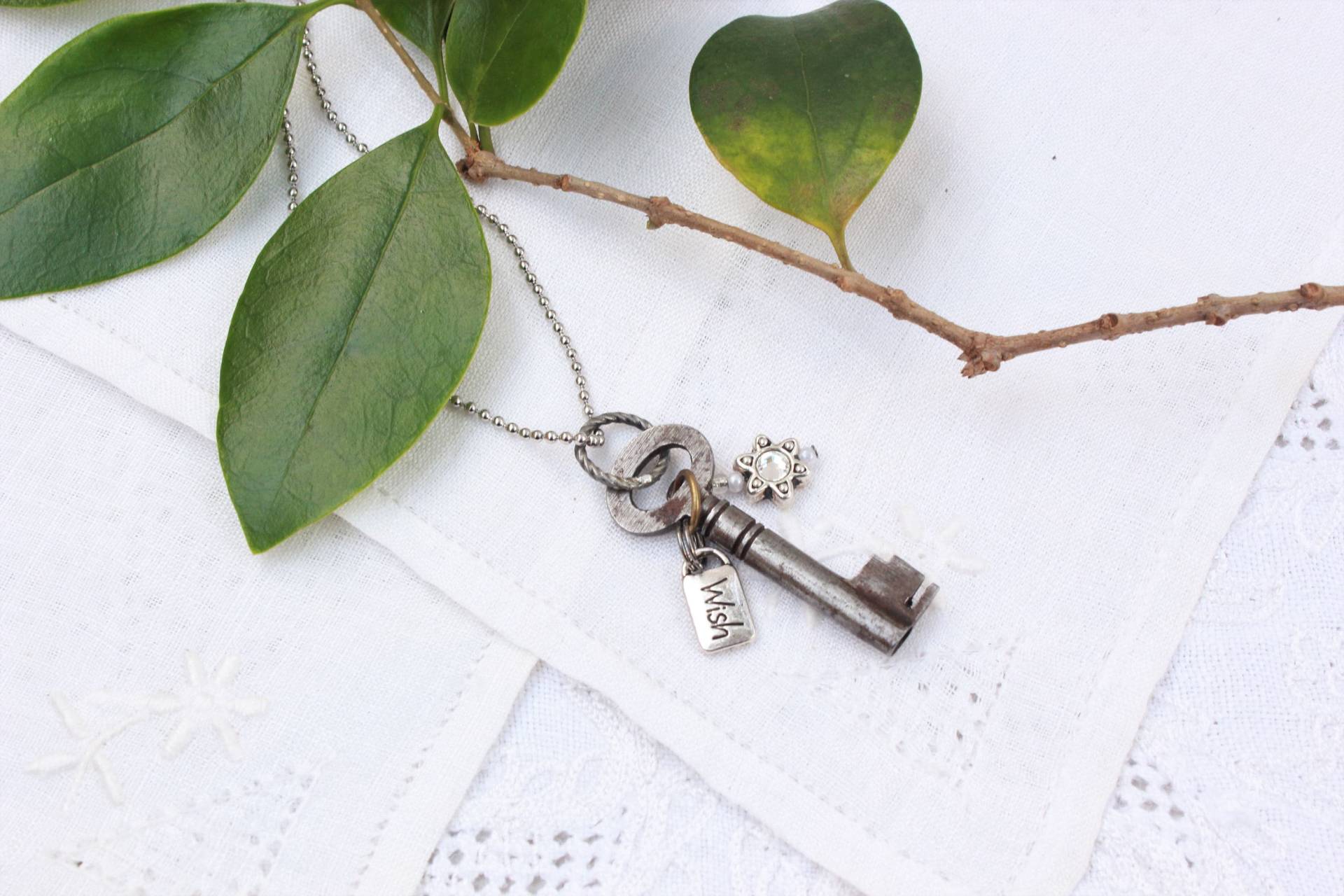 Personalize It Fügen Sie Einen Geburtsstein Vintage Skelett Schlüsselanhänger W/Strass Stern & Wish Charms Echte Antike Fass Schlüssel Auf Personalize It Fügen Sie Einen Geburtsstein Vintage Skelett Schlüsselanhänger W/Strass Stern & Wish Charms Echte Antike Fass Schlüssel Auf von raineylanedesign