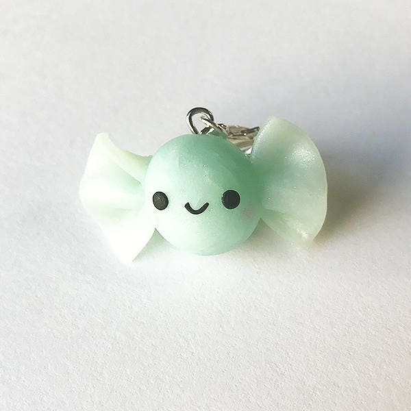 Süße Süßigkeit in Wrapper Polymer Clay Anhänger | Lustiges Geschenk Für Freund, Schwester, Schlüsselbund, Halskette von randiftw