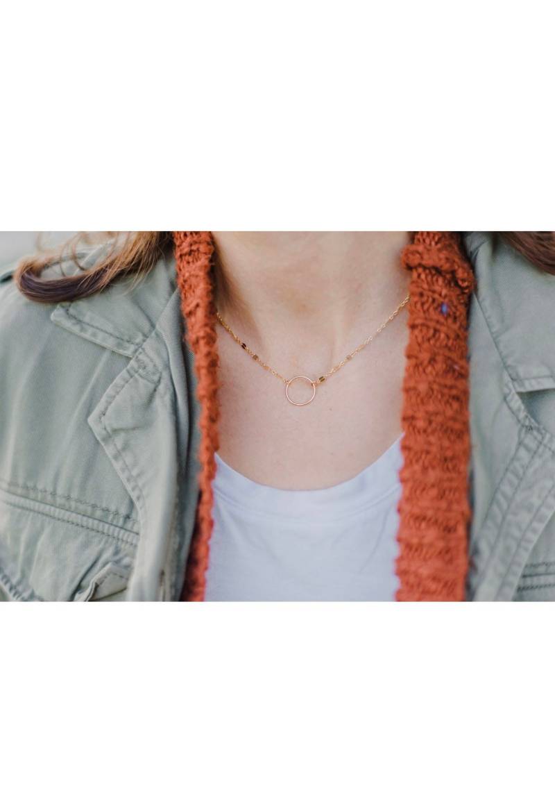 Die Halo-Halskette // Gold Filled 14 Kt K Kreis-Halskette Mit Zarter Stabkette/Kreis-Schmuck von ransomjewelry