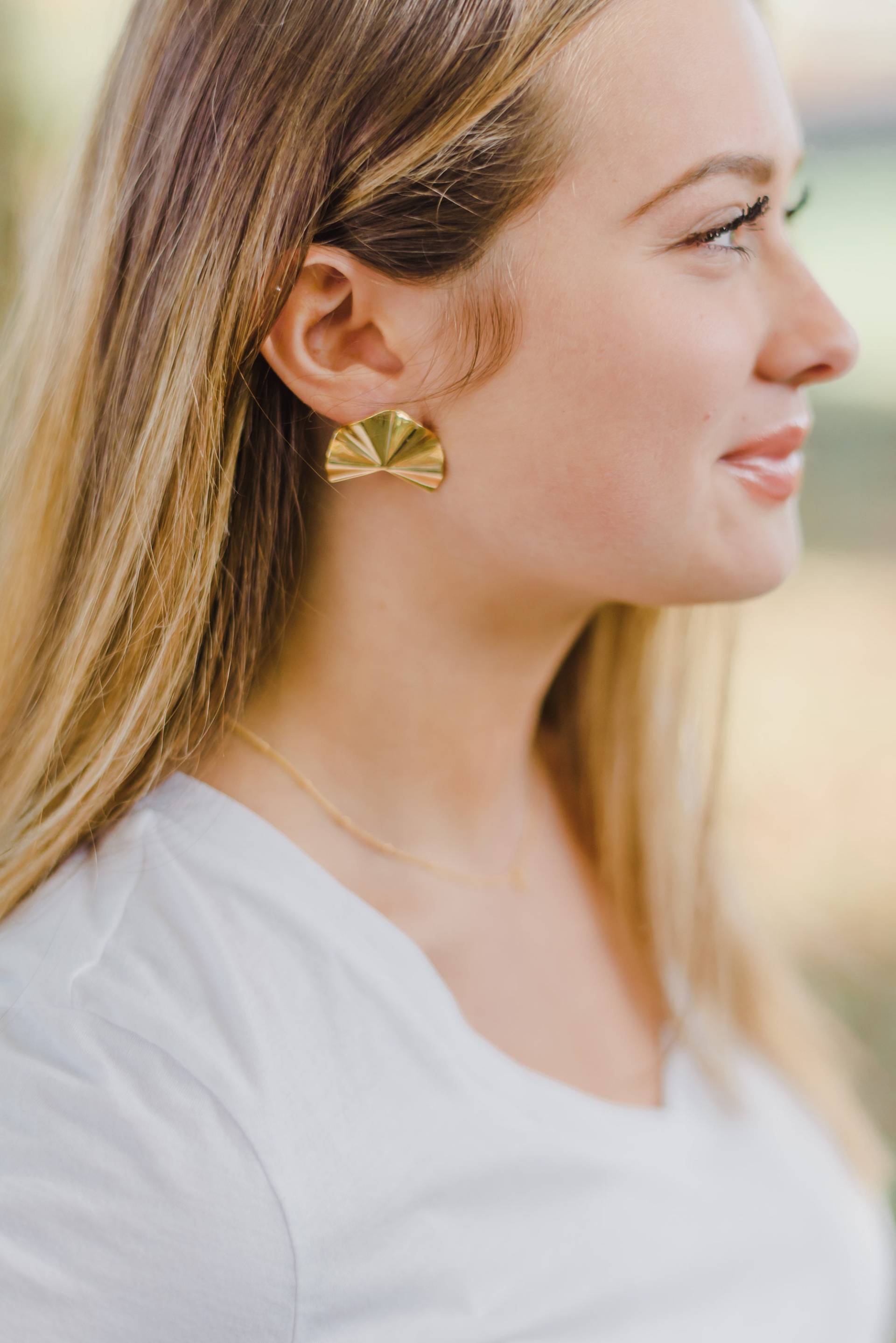 Gold Fächer Ohrstecker // Matt Vergoldete Ohrringe Moderne Schlichte Nickelfreie Wave von ransomjewelry