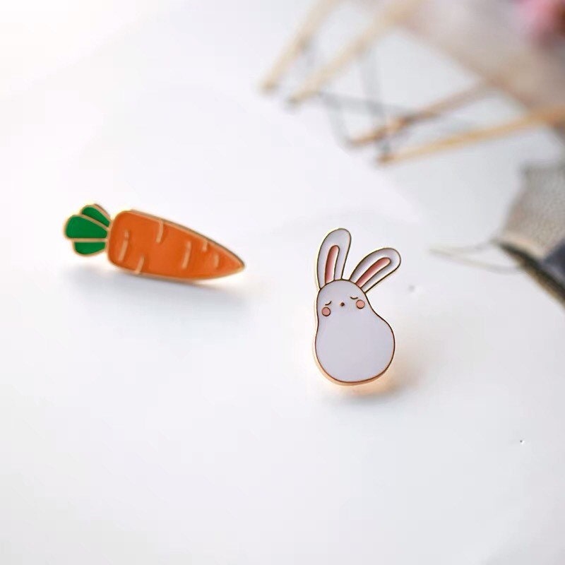 Kaninchen Und Karotte Emaille Pins - Neujahrsgeschenk von raphaelwonders