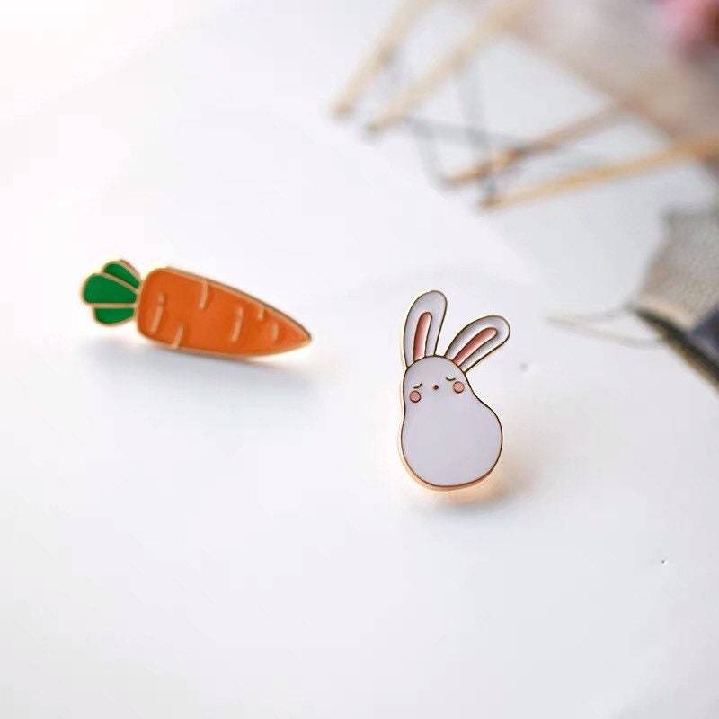 Kaninchen Und Karotte Emaille Pins - Neujahrsgeschenk von raphaelwonders
