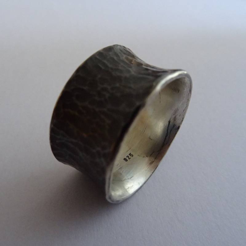 Breiter Silberring Geschwärzt, Konkav Gehämmert von rawaba