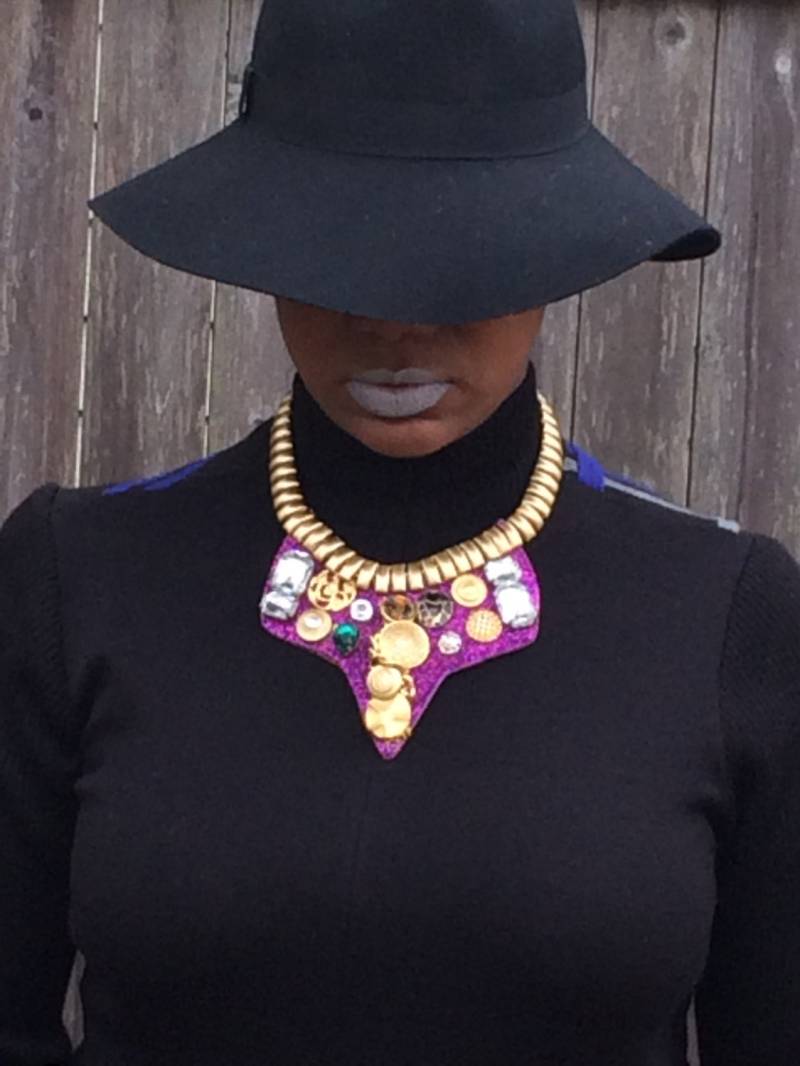 Lila Lätzchen Halskette/Glitzer Gold Akzente Schmuck-Taste Lila Lätzchen Halskette/Glitzer Gold Akzente Schmuck-Taste von reMIXSTYLEbyYami