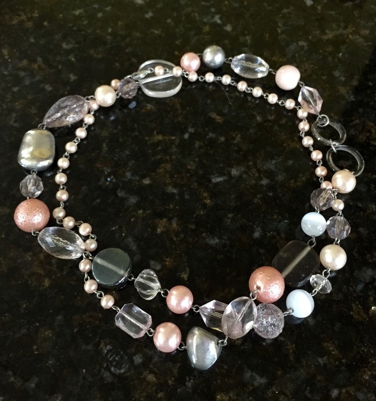 Rosa, Silber, Perlen Und Lange Necklac Plasic Retro Rosa, Silber, Perlen Und Lange Necklac Plasic Retro von reVampedEverything