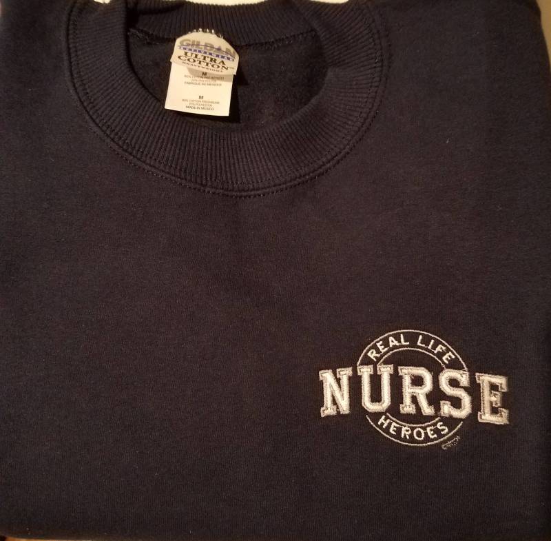 Krankenschwester-Sweatshirt Mit Gesticktem Logo in Real Life Helden Krankenschwester Krankenschwester-Sweatshirt Mit Gesticktem Logo in Real Life Helden Krankenschwester von reallifeheroes