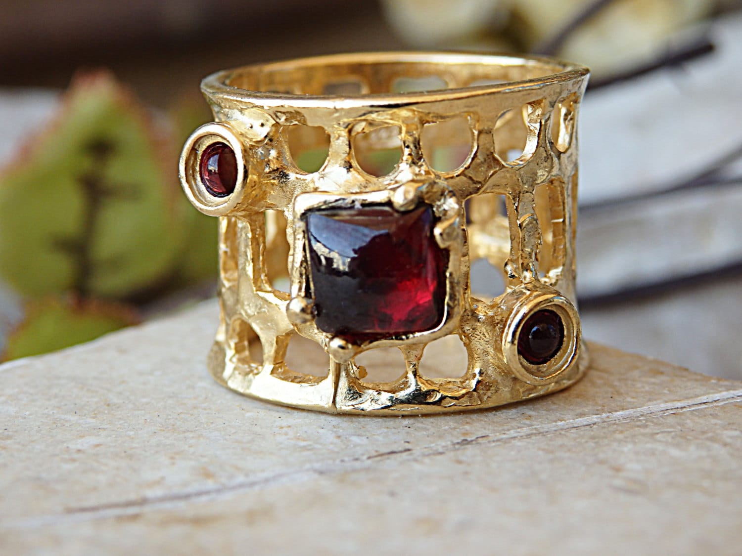 3 Steine-Ring. Breiter Granat Bandring. Familienring. Roter Stein Ring. Mama Mutter Ring.statement Multi Ring.granet Gold Ring von rebekajewelry