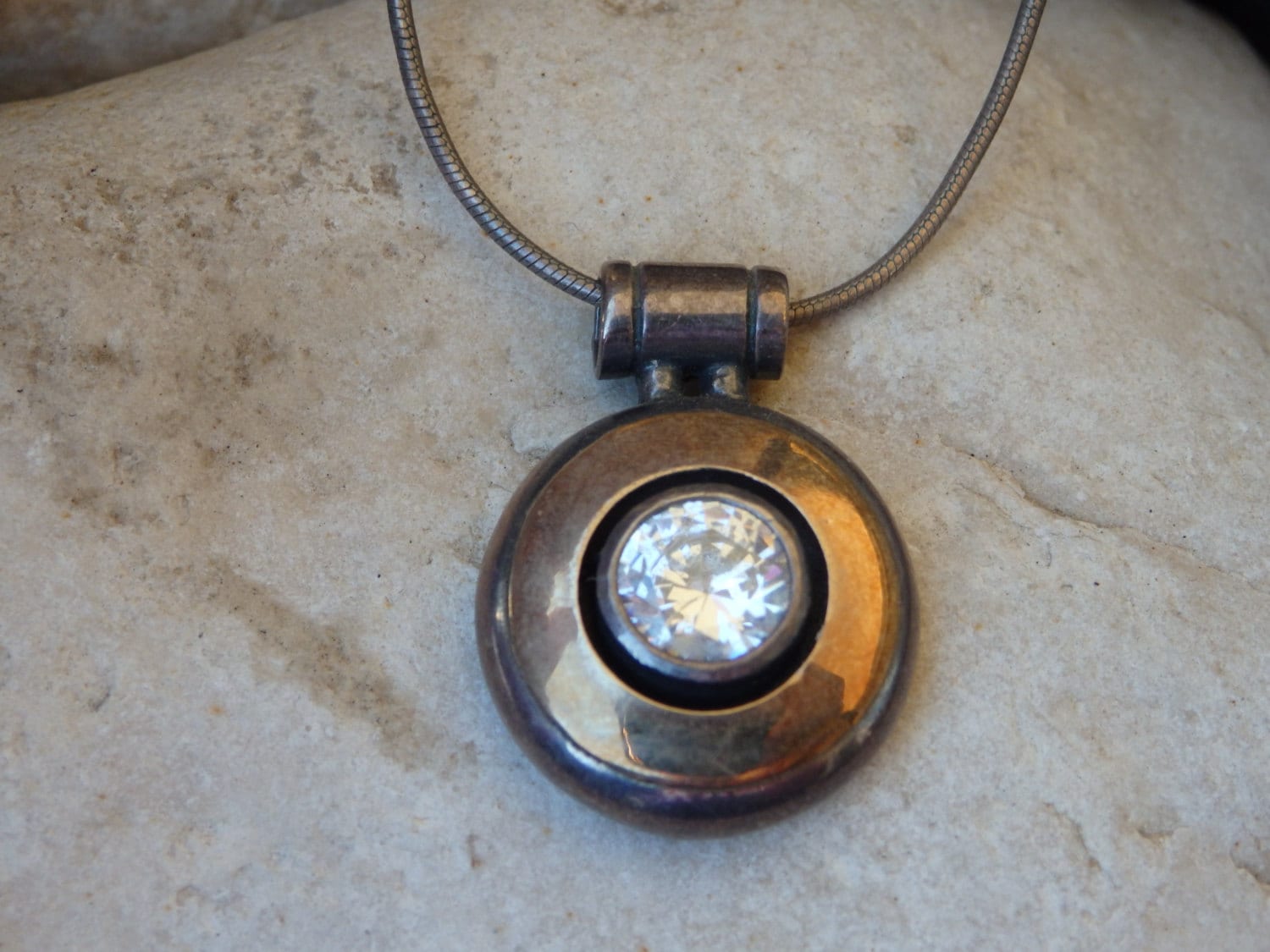 Gold Zirkonia Anhänger Halskette, Sterling Silber Runde Halo von rebekajewelry