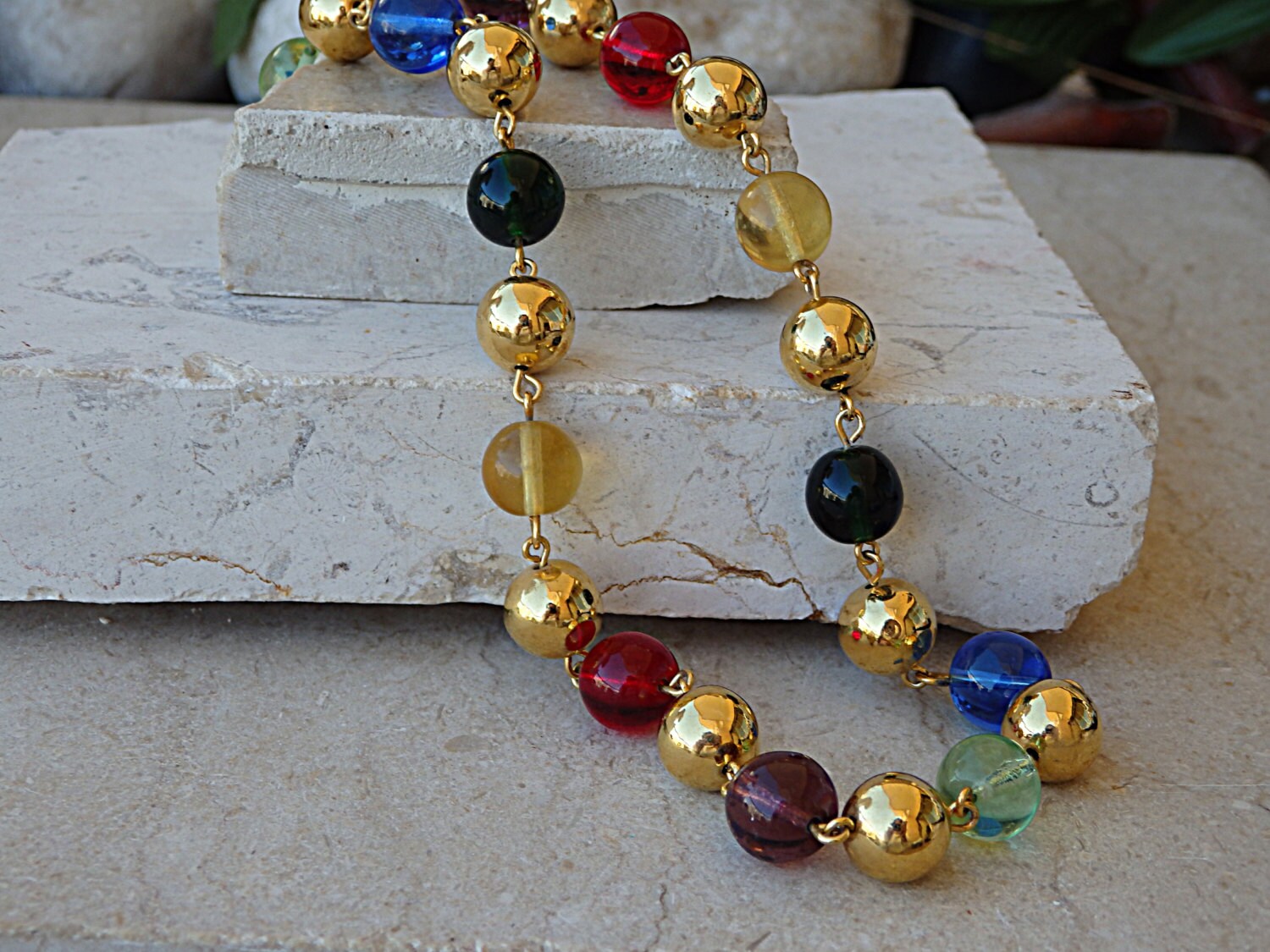 Acryl Kette, Multicolor Perlenkette, Regenbogen Einzelstrang-Halskette, Blau, Rot. Grün, Schwarz, Lila, Gold von rebekajewelry