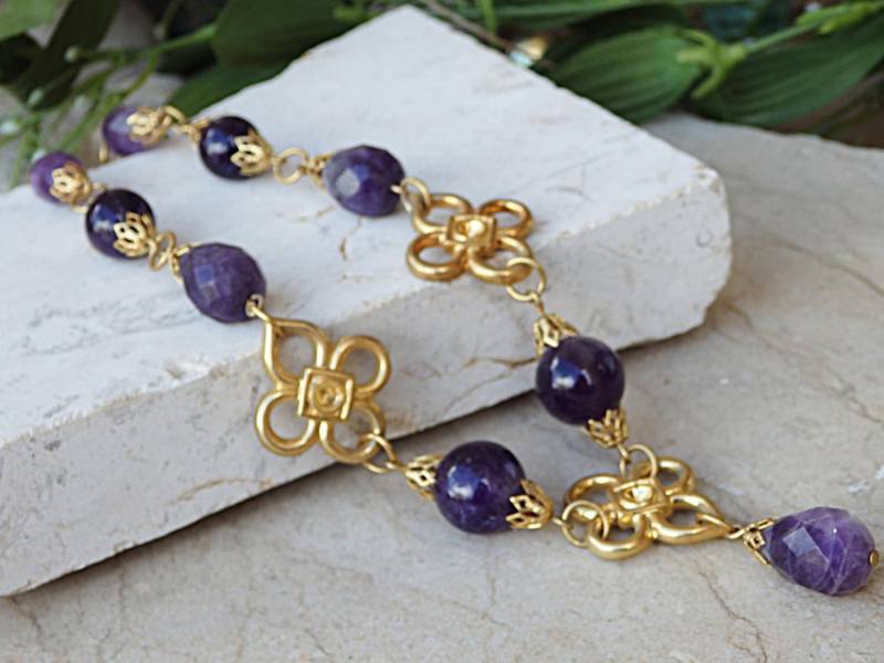 Amethyst Halskette Lila Perlen Mit Goldenen Gliedern, Gothic Brautschmuck von rebekajewelry