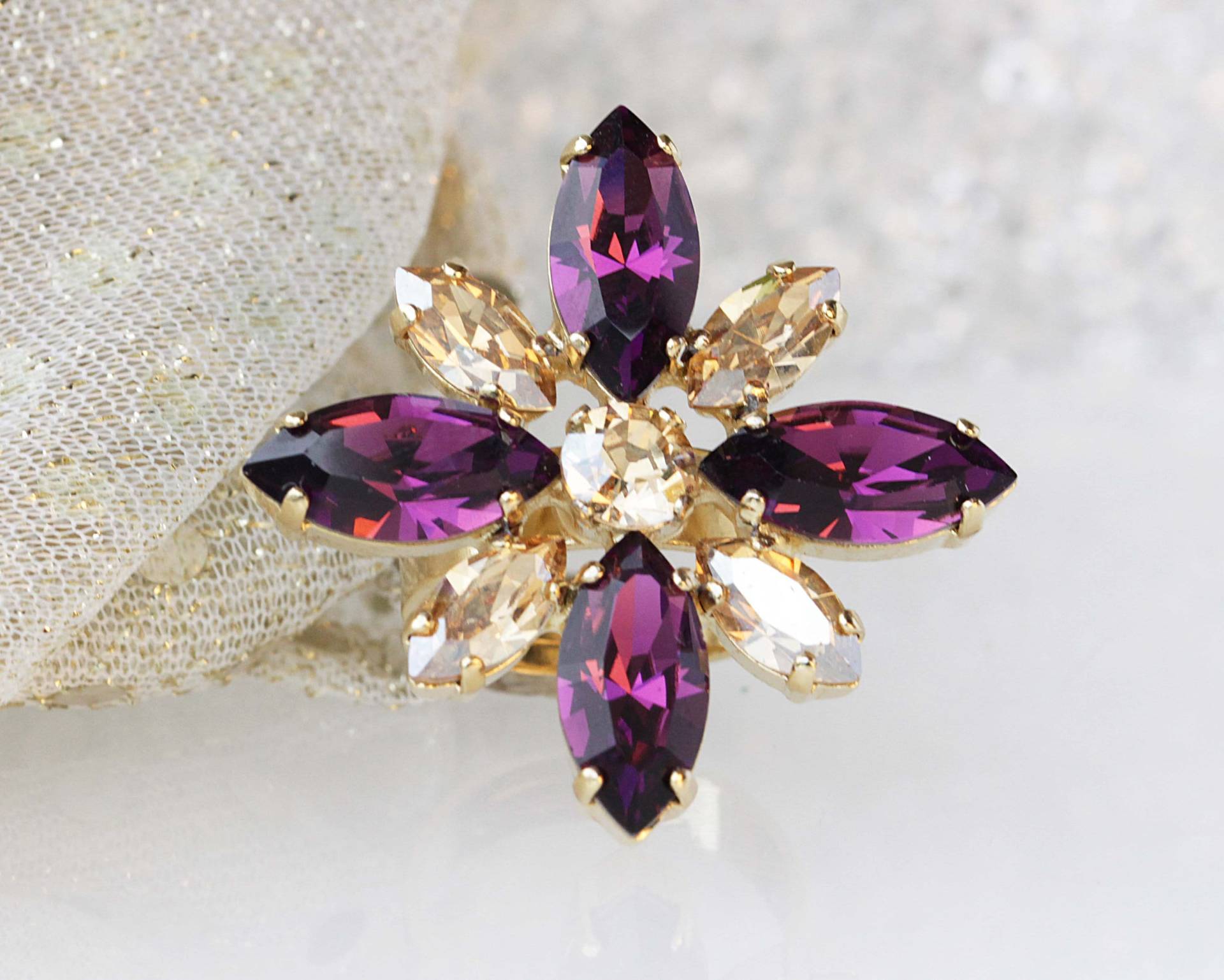 Gold Amethyst Blumenring Kristall-Cocktail-Ring von rebekajewelry